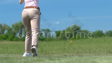 对她的小姐把高尔夫球杆扔到草地上的愤怒，失败的尝试，失败者